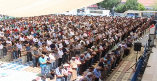 Erzincanda Binlerce Kişi Meydanda Cuma Namazı Kıldı