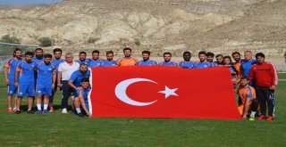 İskenderun Belediye Sporlu Futbolculardan Bayraklı Zafer Bayramı Kutlaması