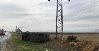 Yoldan Çıkıp Direğe Çarpan Araçtan Burnu Bile Kanamadan Çıktı