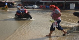 Manavgatta Patlayan Boru Caddeyi Sular Altında, Vatandaşı Susuz Bıraktı