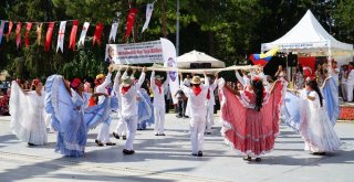 Festivalde 7 Ülkenin Halk Oyunları Ekibi Erik Dalı Oynadı