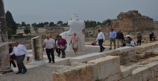 İngiltere Büyükelçisi Denizlide İzmir Marşını Okudu