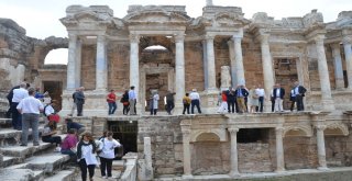 İngiltere Büyükelçisi Denizlide İzmir Marşını Okudu