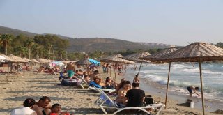 Kuşadası Plajlarında İnsan Seli