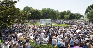 Beyaz Sarayın Önünde Toplanan Binlerce Kişi Trumpın Göçmen Politikasını Protesto Etti