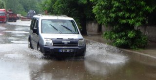 Kısa Süreli Yağmur Yolları Göle Çevirdi