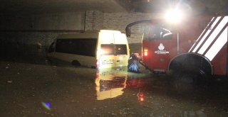 Alt Geçitte Mahsur Kalan Sürücüler, Aracın Üzerine Çıkıp Oturdular