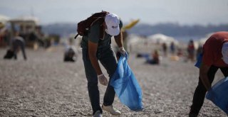 MUHTARLAR VE VATANDAŞLAR KONYAALTI SAHİLİ'NDE ÇÖP TOPLADI