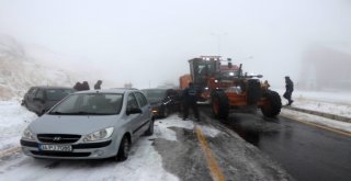 Erciyese Kar Yağdı, 15 Araç Zincirleme Kazaya Karıştı