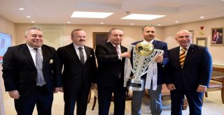 Gaziantep Valisine Galatasaray Forması