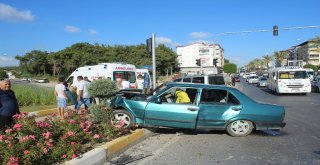 Antalyada Suriyeli İşçileri Taşıyan Otomobil Kaza Yaptı: 5 Yaralı