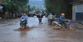 Antalyada Sel Suları Seraları Ve Ekili Alanları Vurdu