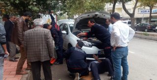 Otomobilin Motorunda Sıkışan Kediyi İtfaiye Kurtardı