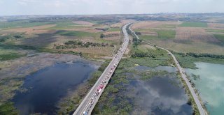 Tem Otoyolunda Saman Yüklü Kamyon Devrildi,  Oluşan Trafik Havadan Görüntülendi