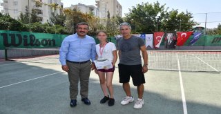 Çukurovada Zafer Bayramı Tenis Turnuvasında Ödüller Sahiplerini Buldu