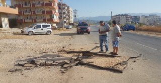 Sıkışan Metan Gazı Rögar Kapağını Patlattı, Asfalt Parçalandı