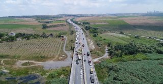 Tem Otoyolunda Saman Yüklü Kamyon Devrildi,  Oluşan Trafik Havadan Görüntülendi