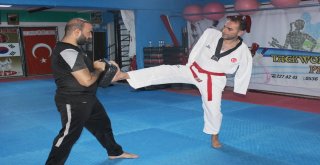 Kolları Olmadan Taekwondo Şampiyonu Oldu