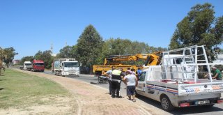 Yoldan Çıkıp Sürüklenen Motosiklet Ters Yönden Gelen Kamyonun Altına Girdi