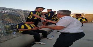 Fenerbahçeli Taraftarlara Kayısı İkram Edildi