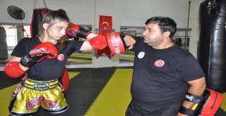 Manisalı Milli Sporcu Rabia Ercan, Ömer Halisdemir İçin Ringe Çıkacak