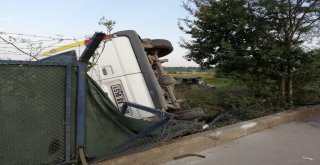 Minibüs Askeriyeye Girdi: 2 Yaralı