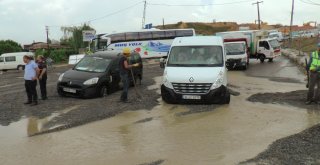 Yağmur Nedeniyle Yollar Göle Döndü