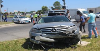 Antalyada Hasta Taşıyan Ambulans Otomobille Çarpıştı: 2 Yaralı