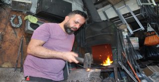 Altmış Derece Sıcakta Kebap Şişi Üretiyor