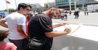 Taksim Meydanındaki Ömer Halisdemir Heykeline Yoğun İlgi