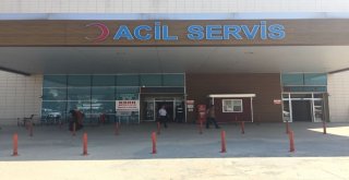 Acil Servis Önünde Araçta Doğum Yaptı