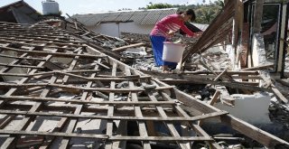 Endonezyalılar Deprem Sonrası Enkaz Altındaki Eşyalarını Arıyor