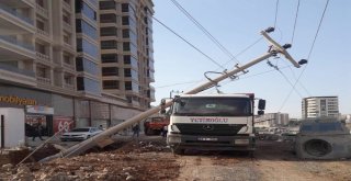 Karaköprüde İş Makinesi 4 Elektrik Direğini Devirdi