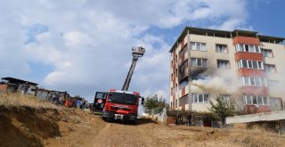 Apartmanda Çıkan Yangında 5 Kişi Zehirlendi