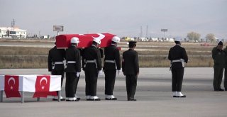 Kaza Kurşunuyla Şehit Olan Asker Memleketi Adanaya Uğurlandı