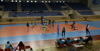 Voleybolcuların Kazım Kurta Hediyesi Galibiyet Oldu