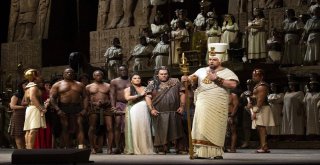 Met Opera Aida İle Sezonu Açıyor