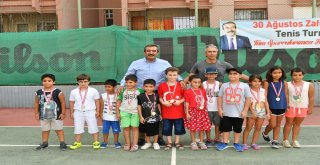 Çukurovada Zafer Bayramı Tenis Turnuvasında Ödüller Sahiplerini Buldu