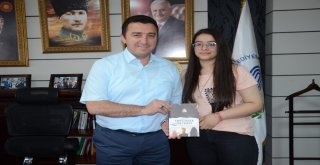 Genç Yazardan Dbaşkan Bakıcıya İmzalı Kitap