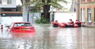 İngilterede Otoparkta Su Borusu Patladı