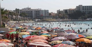 Kuşadası Plajlarında İnsan Seli