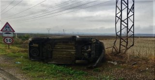 Yoldan Çıkıp Direğe Çarpan Araçtan Burnu Bile Kanamadan Çıktı