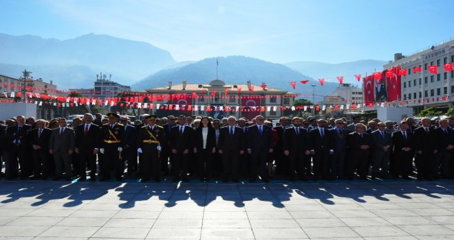 Manisada Cumhuriyet Bayramı Çelenk Sunma Töreni Yapıldı