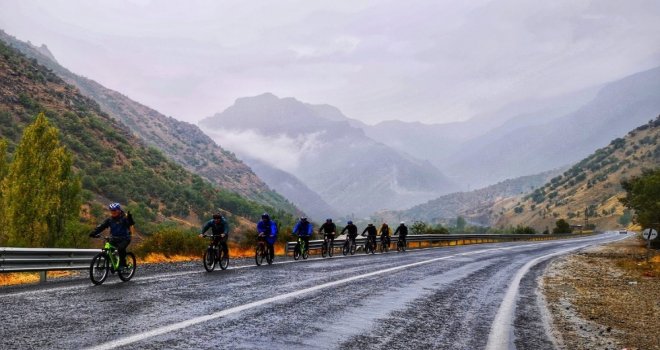 Yağmur Altında Bisiklet Turu