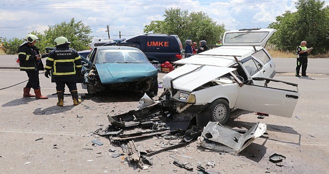 Karabükte Otomobiller Kafa Kafaya Çarpıştı: 1 Ölü, 7 Yaralı