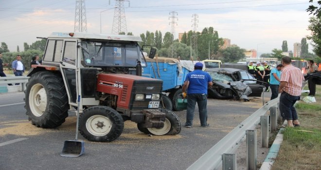 Kütahyada Otomobil İle Traktör Çarpıştı: 3 Yaralı