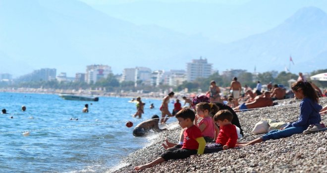 Antalya Sahillerinde Bayram Yoğunluğu