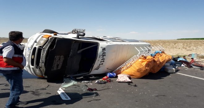 Mevsimlik Tarım İşçilerini Taşıyan Minibüs Devrildi: 8 Yaralı