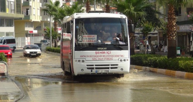 Manavgatta Patlayan Boru Caddeyi Sular Altında, Vatandaşı Susuz Bıraktı