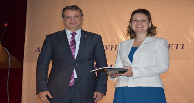 Fizik Profesörü Dr. Demirköz, Ahmet Yesevi Üniversitesinde Konferans Verdi